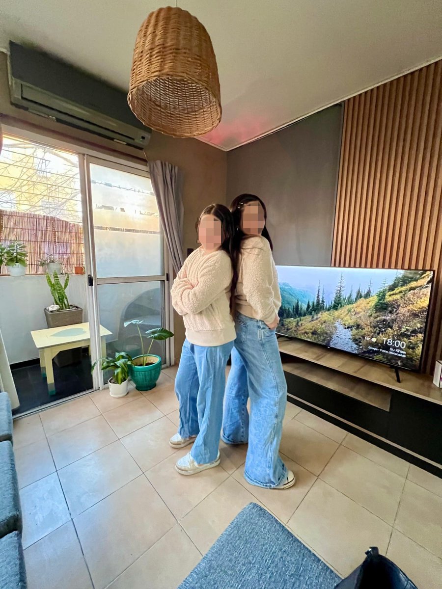 DILFS____'s tweet image. mi sobrina tiene 11 AÑOS y parece de 23 o yo con 23 AÑOS parezco de 11 o simplemente es xq mis viejos no quisieron pensar y nos regalaron la misma ropa y por eso parecemos igualadas o es xq deje de crecer a los 11 ? ?