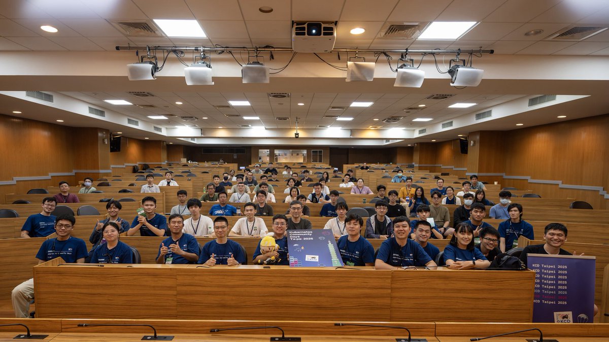 July 5th, I had the pleasure of organizing a KCD Taipei (Kubernetes Community Days) event with volunteers.
Also we hosted Taiwan’s first ClashLoopBackOff (CLBO) competition. Experts were invited on stage to solve fun and challenging K8s problems on the spot.