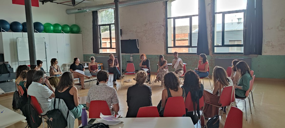 ✅️Avui està tenint lloc una jornada per avançar en el projecte de mediació en arts escèniques, vinculat amb la peça "Fantasmes de guerra", de La Baldufa. 

✅️L’espai escollit és El Canal, de Salt, que és on la companyia està fent la seva residència.

🟢tuit.cat/zDbkH