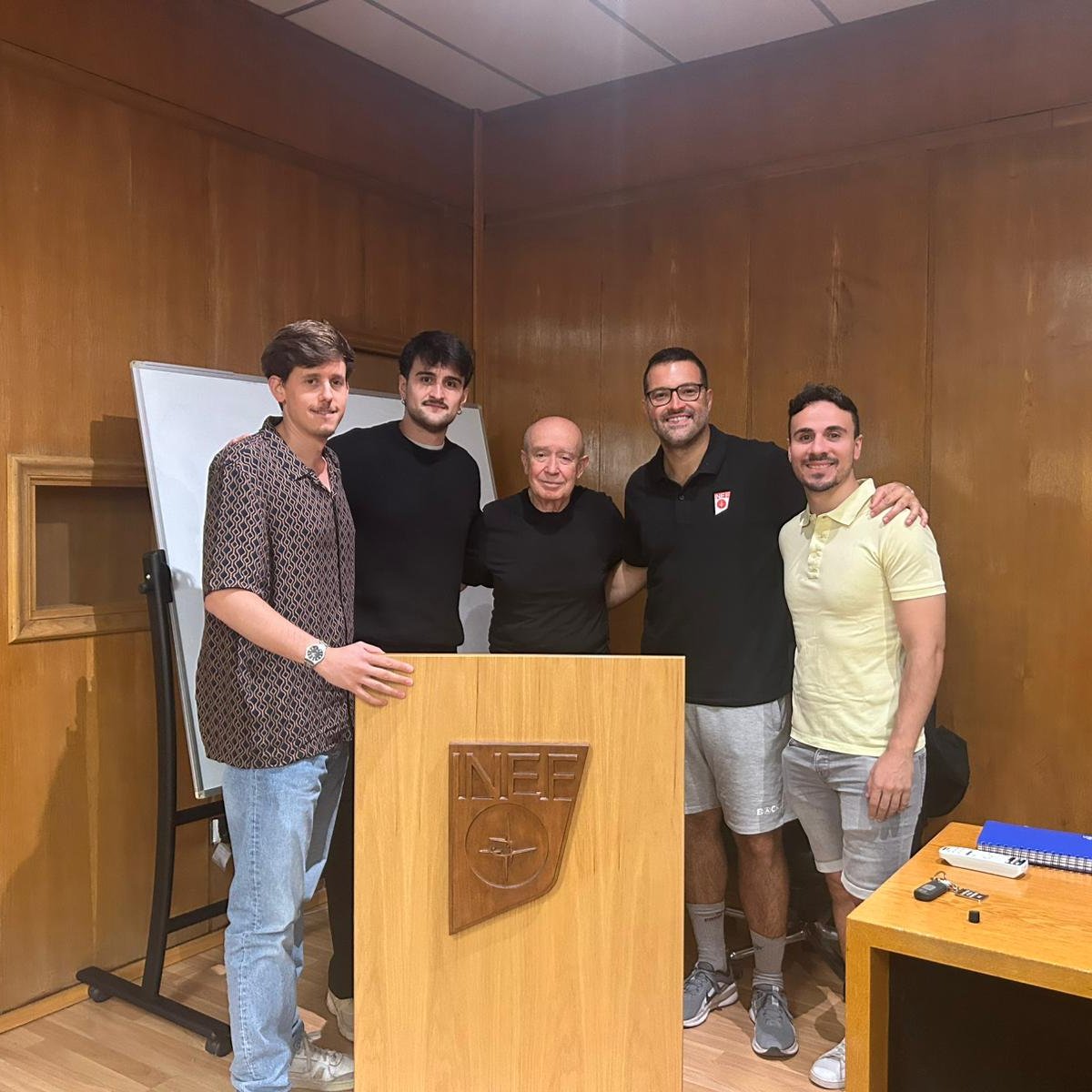 Los estudiantes del <a href="/inefmadrid/">FCCAFyD (INEF). UPM</a>  han podido disfrutar hoy de una entrevista realizada #Manololaguna gracias a los compañeros de <a href="/Handball_talks/">Handball Talks</a> Muchas ideas, claves, mensajes y conocimiento de gran calado para los que amamos el balonmano. 🔜 la entrevista al completo. #balonmano