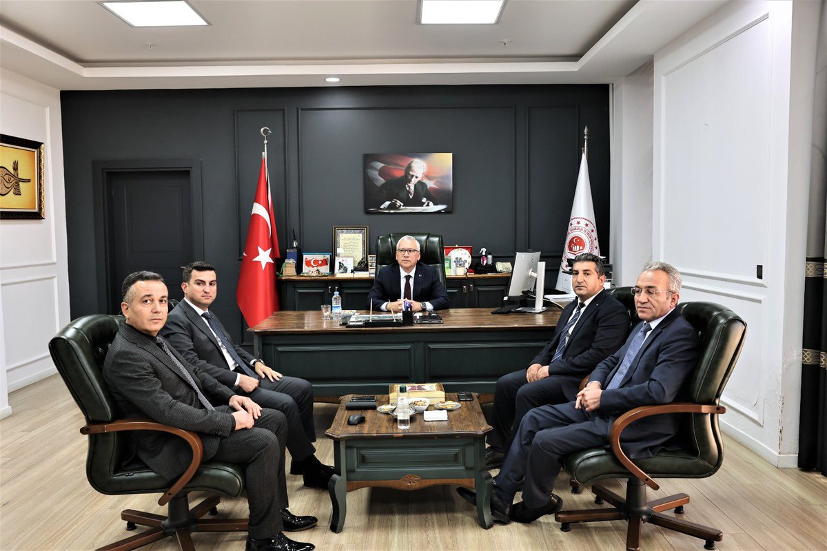 cevre_iklim's tweet photo. Valimiz Sn. Yılmaz Şimşek, İl Özel İdaresi Gn. Sekreteri Halil İbrahim Yeşilyurt ile birlikte İl Müdürümüz Sn. Mustafa Doğan’ı makamında ziyaret ederek kurum çalışmaları hakkında bilgi aldı. Ardından müdür yardımcıları ve şube müdürlerimizin katıldığı toplantıya başkanlık etti. https://t.co/08SdG8eySQ
