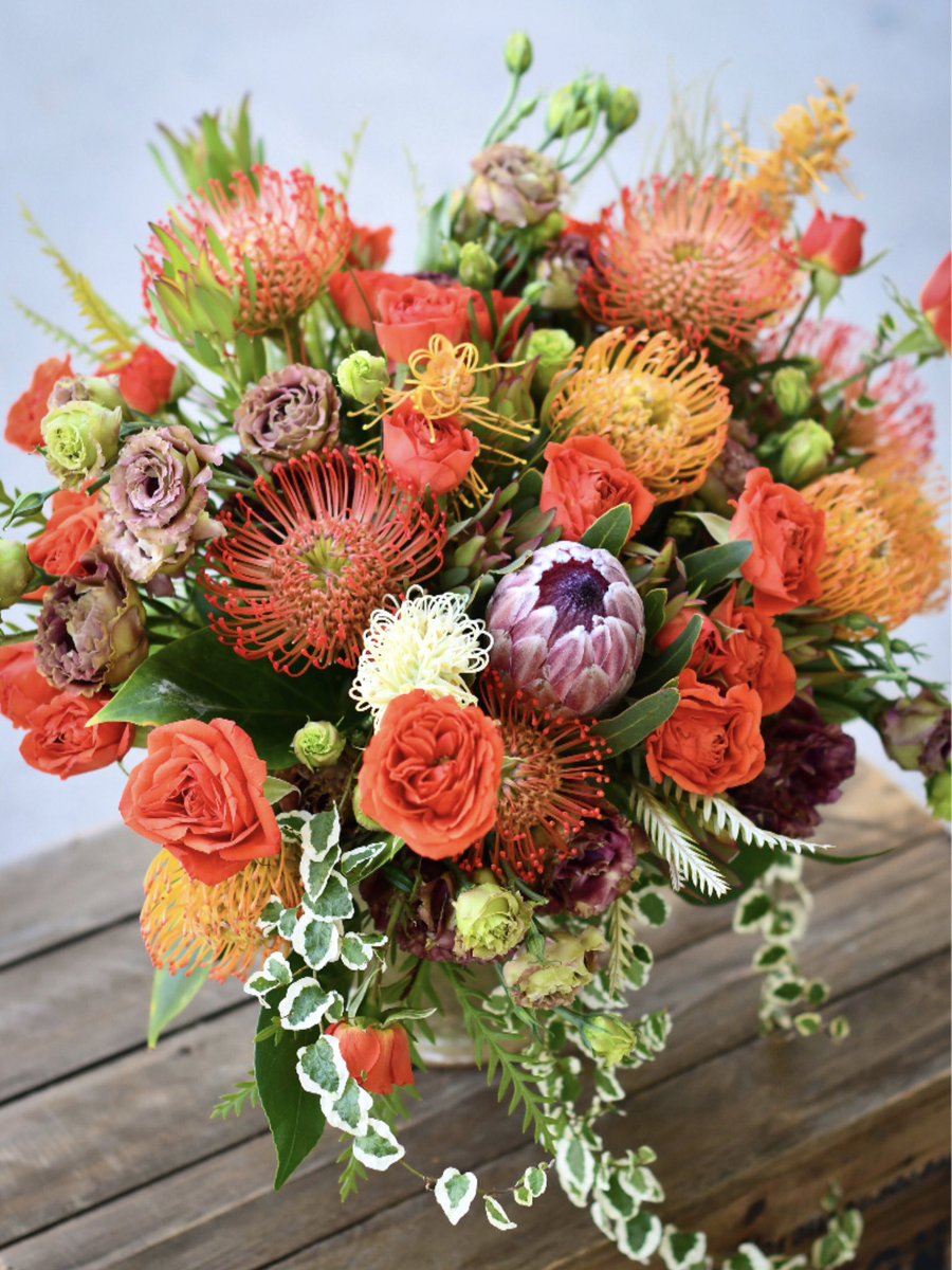 Take a moment today to pause and appreciate the beauty around you… nature always knows how to make us feel at home. 🍃🌷😊💥🍃 #wellnesswednesday #inspiredbynature #fabulousflorals #beautyinbloom #protea #colorinspo