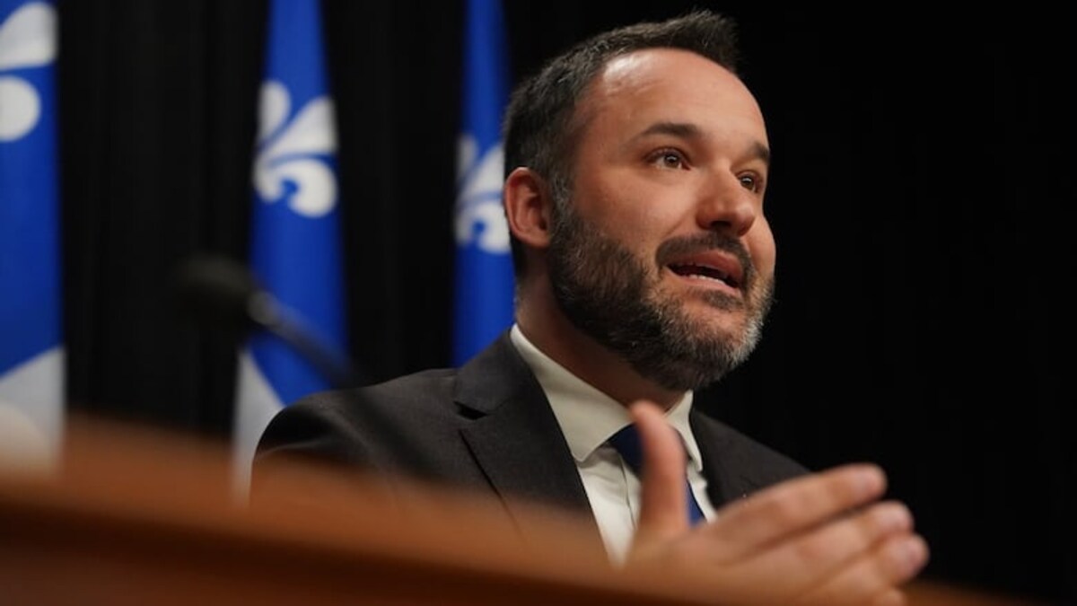 Nouveau, selon sources, le ministre Mathieu Lacombe demeure à la tête de la Culture et des Communications. C'était semble-t-il le souhait du ministre responsable de l'Outaouais.  #polqc #assnat