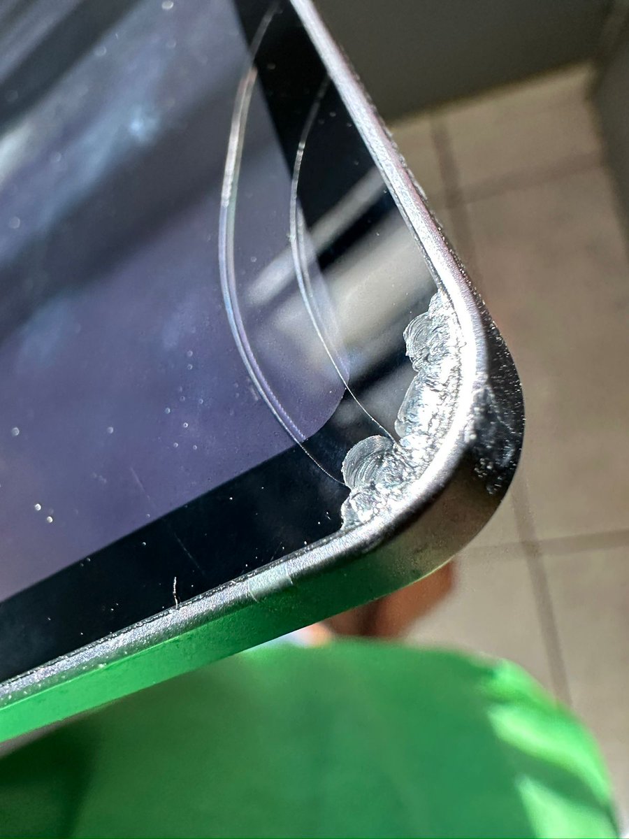 LifeLine025's tweet photo. @SamsungMobileUS Your material is not good... I rather choose apple bec it has quality !!! Your face scanner even can not scan my face !!!! Folding phones it is a NO... https://t.co/tSGzVUbgBI