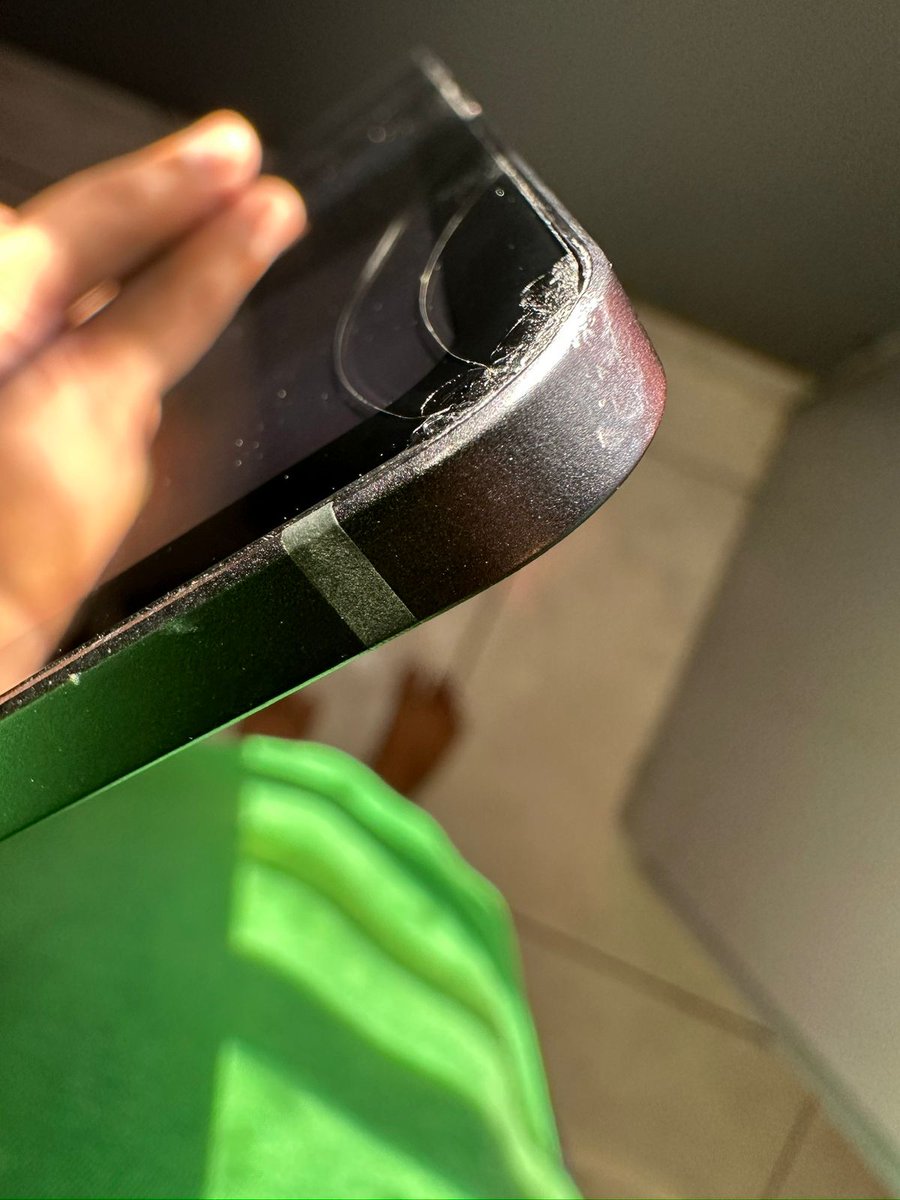 LifeLine025's tweet photo. @SamsungMobileUS @eyayomosko Your material is not good... I rather choose apple bec it has quality !!! Your face scanner even can not scan my face !!!! Folding phones it is a NO... https://t.co/KTBNl6POOk