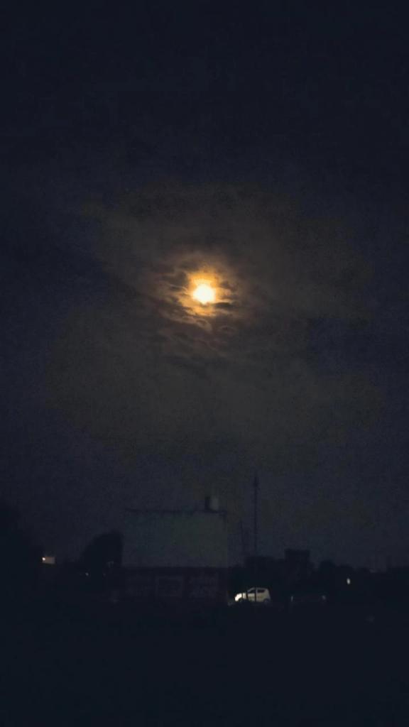 naturelove_43's tweet photo. चाँद हर लहजे मे खूबसूरत लगता हैं
झूठी सी दुनिया मे अपने भी पराये से लगते हैं
कुछ लब्जों मे ठेहर जाते हैं तो कई दिलों को खेद जाते है 
जन्मों के नाते को लोग मौत के सहारे पल भर मे छोड़ जाते हैं
रूह की बातें तो अब सिर्फ कलियों मे मिलती है मोहब्बत को तो कबका फूलोंके बाजार में बचे दिये https://t.co/1d9I2NlayP