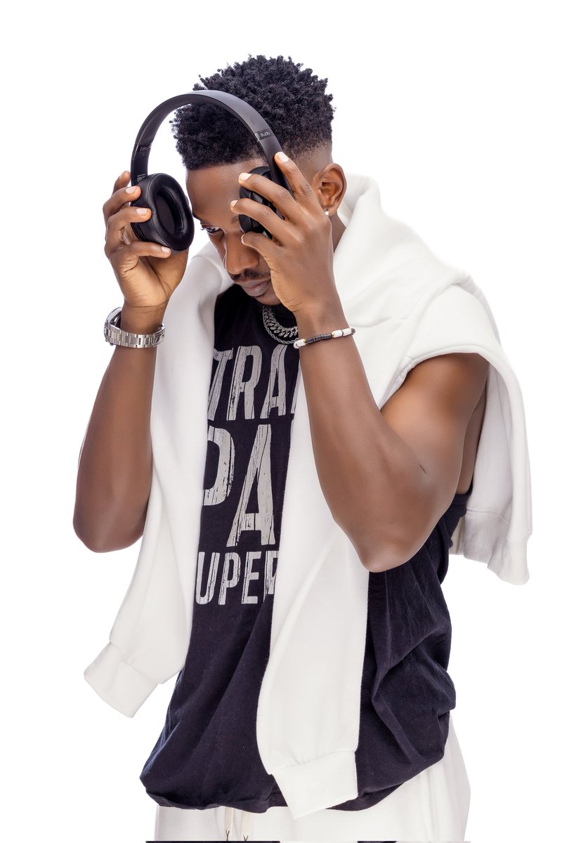 AnknownProsper's tweet photo. What’s your favourite song from me before I drop #Binji because y’all are gonna love it 😍 #DICEY https://t.co/9Gw2BXGXm1