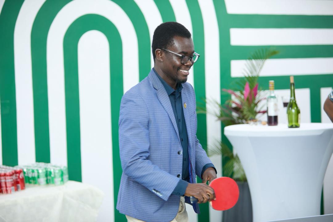 compengKNUST's tweet image. 🏓Prof. @ekakowuah enter table tennis court at Heidelberg Hub. 

Despite ein “too known,” Heidelberg still score am.

Dem say table tennis be ein fav sport, some bird sef talk say he fit play ball too we no fit confirm.

Meeting end with talk on partnerships + talent pipeline.