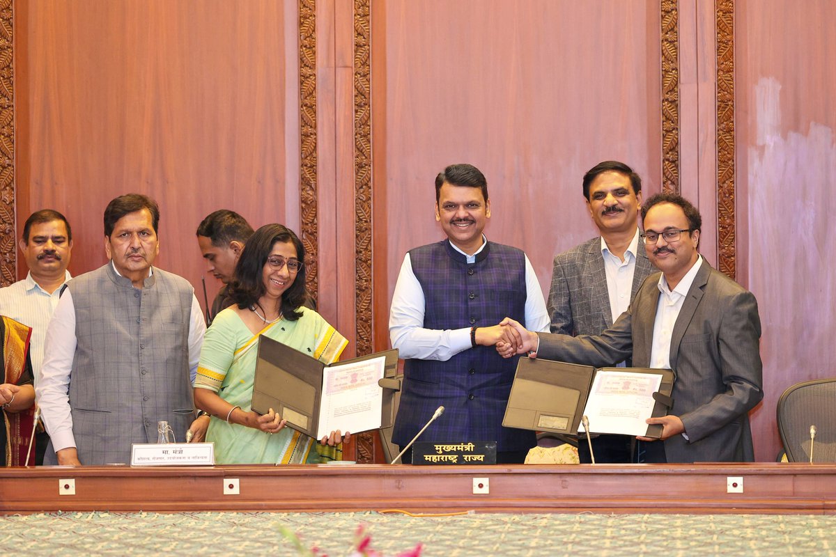 CMOMaharashtra's tweet image. 🤝CM Devendra Fadnavis presided over a MoU signing and exchange between the Directorate of Vocational Education and Training and Maharashtra State Skill Development Society and Mahindra &amp;amp; Mahindra Limited to implement the vocational skill development program on Tractor Technology…