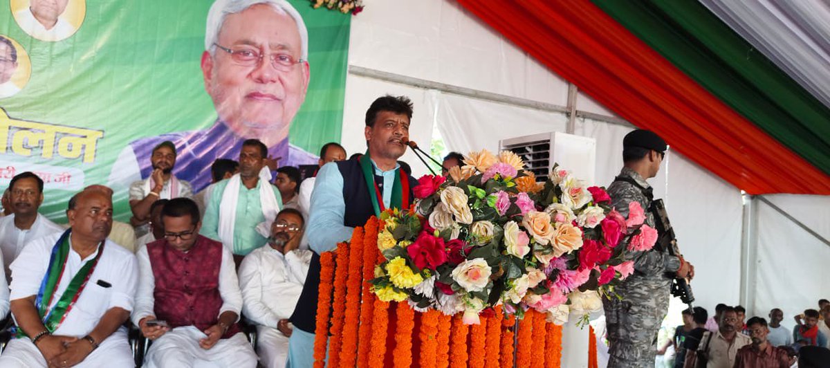 Arvind_ljp's tweet photo. अतरी विधानसभा में आयोजित एनडीए कार्यकर्ता सम्मेलन में शामिल होकर कार्यकर्ताओं का उत्साहवर्धन किया। अतरी विधानसभा में एनडीए की जीत सुनिश्चित है। इस अवसर पर एनडीए के सभी दलों के नेता एवं कार्यकर्ता उपस्थित रहे। @iChiragPaswan @LJP4India https://t.co/1iJ1MrwtBv