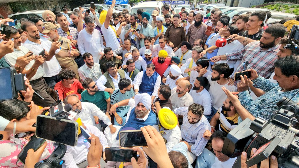 SanjayAzadSln's tweet image. AAP के विधायक @MehrajMalikAAP पर PSA जैसी गंभीर धारा इसलिए लगाई क्योंकि उन्होंने अपने क्षेत्र में अस्पताल, स्कूल और सड़क बनाने के लिए आवाज उठाई।
मैं जम्मू कश्मीर की इस ऐतिहासिक धरती से BJP के प्रशासन को और प्रधानमंत्री जी को साफ तौर पर कहना चाहता हूं कि आप आम आदमी पार्टी को…