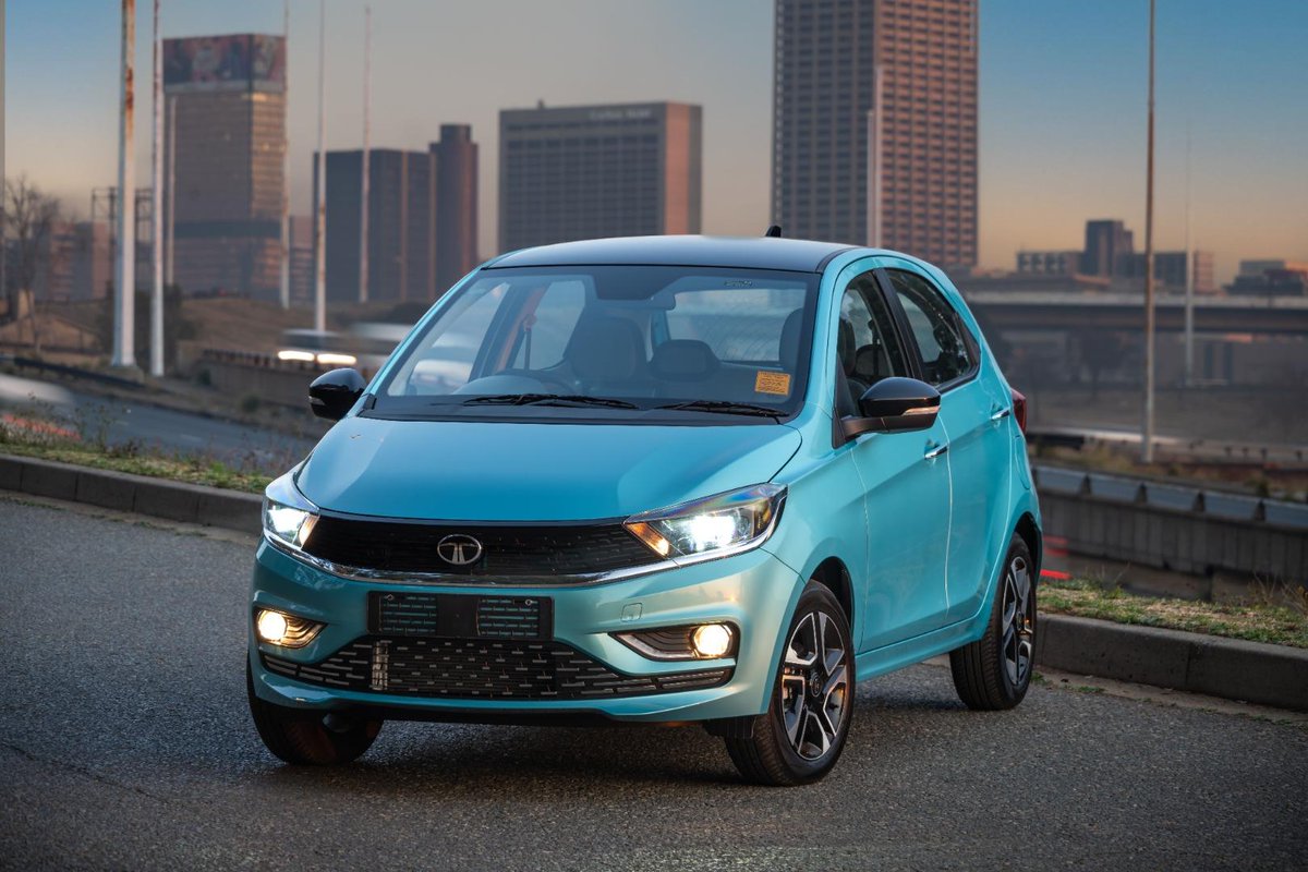 AutoTraderSA's tweet image. The new Tata #Tiago is here, and it's one of SA's cheapest cars. Would you trust an entry-level #Tata hatchback, or would you rather stick with a cheapie that has been consistently performing well, like the Toyota #Vitz or Suzuki #Celerio? bit.ly/WhatSafetyFeat…