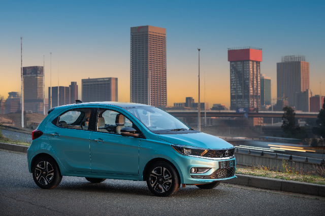 AutoTraderSA's tweet image. The new Tata #Tiago is here, and it's one of SA's cheapest cars. Would you trust an entry-level #Tata hatchback, or would you rather stick with a cheapie that has been consistently performing well, like the Toyota #Vitz or Suzuki #Celerio? bit.ly/WhatSafetyFeat…