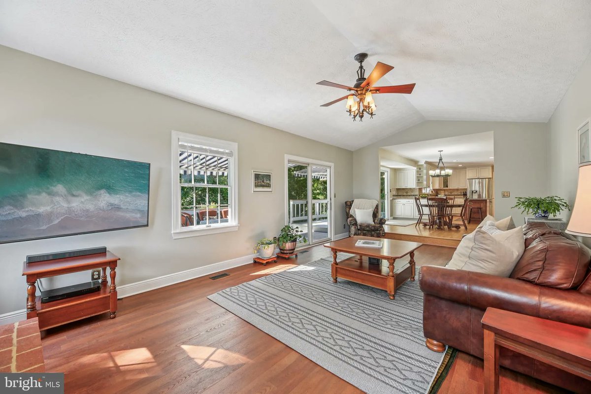 bsdarell's tweet photo. 10 Glencoe Manor Court, Sparks Glencoe, MD, 21152
5 bed | 4 bath 4542 Sq. Ft.
Active | 899000
https://t.co/HoIqPPV3bn
Welcome to your forever home in Sparks, where charm meets convenience! Perfectly tucked at the end of a quiet cul-de-sac in the coveted Hereford Zone, this... https://t.co/SxZA0DMFZz
