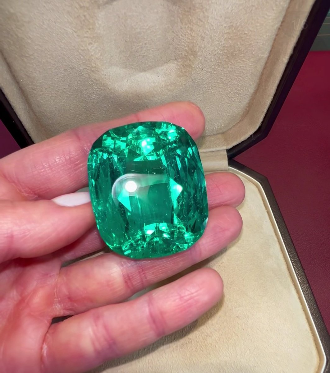 206캐럿의 콜롬비아 에메랄드가 존재할 수 있다뇨..쏘 매지컬..🥺
instagram.com/p/DOa5EgFETtG/…