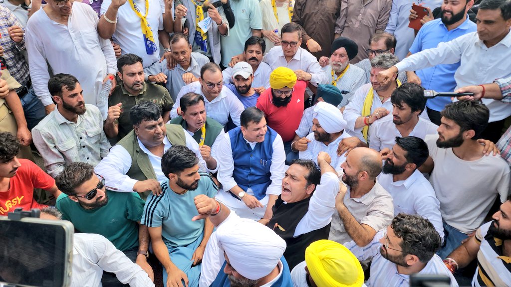 SanjayAzadSln's tweet image. AAP के विधायक @MehrajMalikAAP पर PSA जैसी गंभीर धारा इसलिए लगाई क्योंकि उन्होंने अपने क्षेत्र में अस्पताल, स्कूल और सड़क बनाने के लिए आवाज उठाई।
मैं जम्मू कश्मीर की इस ऐतिहासिक धरती से BJP के प्रशासन को और प्रधानमंत्री जी को साफ तौर पर कहना चाहता हूं कि आप आम आदमी पार्टी को…