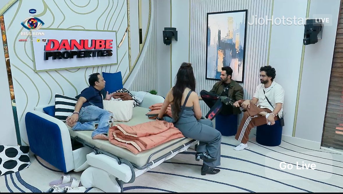 BornToConquerrr's tweet photo. #BB19LF
#AbhshekBajaj -Yaha at least sare kam kar rahe hai bas upar neeche ho jata hai
Zeishan-Kyun?
AB-ho jati hai. Insaan hai banda. Isme kyun kya hota hai? Har koi perfect thodi hota hai
ZQ-Yaha rehna hoga
Abhi-Baseer comfortable space me hai, kisine hath toh khade nahi kiye? https://t.co/hTYBdGuIqT