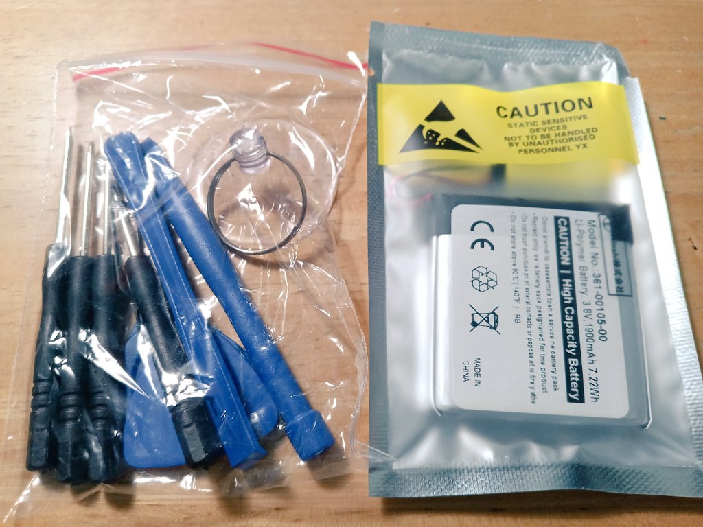 cyclist_momo's tweet photo. GARMIN Edge 1030のバッテリー交換をやってみた。
しかし結果は電源ボタンを押しても音だけ鳴るだけで、画面表示が全くされない😅
付属の工具は精度がダメダメで、ホームセンターで購入して挑んで基盤を外したりはできたのだけど。 https://t.co/J3CHriBSp3