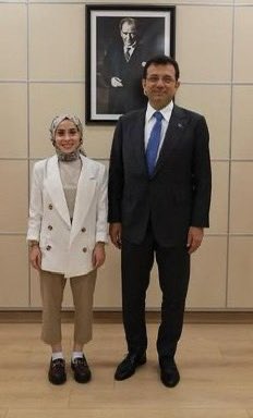 Kendisi küçük ama etkisi büyükmüş.
✅️ Amcasını CHP’den meclis üyesi yapmış.
✅️ Yetmemiş, amcanın muhasebecisini de!
✅️ Üstelik amca, İBB’yle ticaret yapıyormuş…

Milletin çocuğunuda sokağa çağırıp bizim için direnin diyorlar.