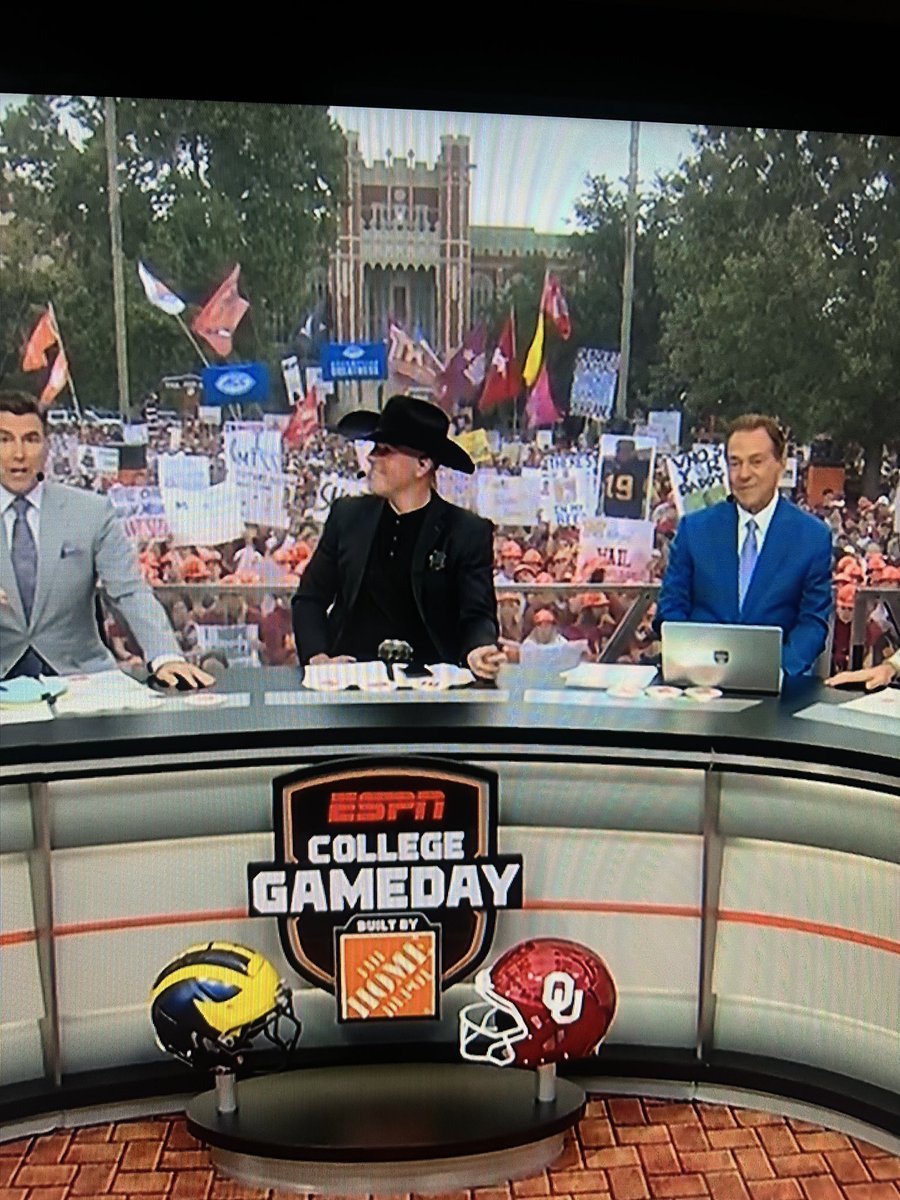 jwalker4905's tweet photo. Quick trip to Norman on Saturday for son and me. Thrilled to have a second opportunity to help fly the #OMGFlag for @txst at ESPN College Gameday. A huge thank you to President @kdamp and the Texas State Alumni Association! #Pac12 #txst https://t.co/ZZ6qBrIiyO