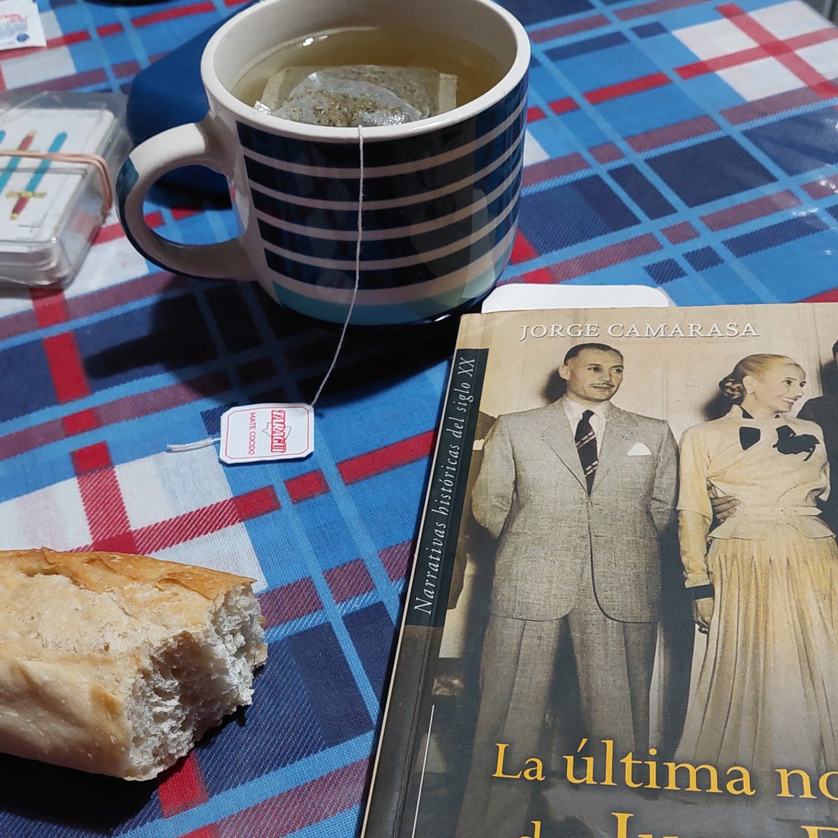 Dipi1981's tweet photo. Me fui de vacas a Villa Pehuenia y me lleve el insomnio conmigo, lo baje con mate cocido, pan y lectura. https://t.co/eHDnrhcJ5k
