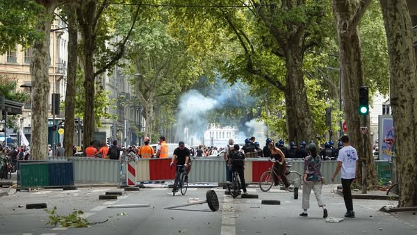 PatrioteEngager's tweet photo. #10septembre2025 #DIRECT
Des #affrontements des barricades #incendies de poubelles mobilier urbain attaqué... La #manifestation "Bloquons tout" tourne à la violence à #Lyon https://t.co/zXg1HAYxBM