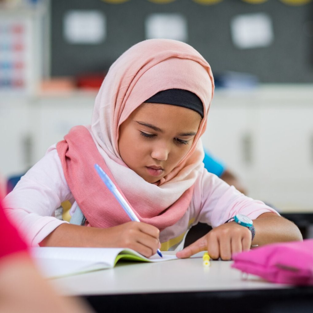 Avusturya'da 14 yaşından küçük çocukların okullarda başörtüsü takması yasaklanacak.