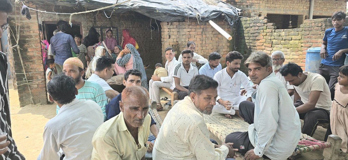 "ज़मीन की आवाज़ हूं, हक़ की पहचान हूं,
जनता के हक़ की लड़ाई ही मेरी पहचान है।