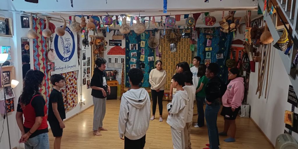 Fundación Amigó (@fundacion_amigo) on Twitter photo Como colofón final de las actividades que estuvimos desarrollando a lo largo del verano, un grupo de once adolescentes del proyecto Familia Educa participó en una jornada muy especial en Casa Aluandê, en Santiago de Compostela bit.ly/3IhddDI Como colofón final de las actividades que estuvimos desarrollando a lo largo del verano, un grupo de once adolescentes del proyecto Familia Educa participó en una jornada muy especial en Casa Aluandê, en Santiago de Compostela bit.ly/3IhddDI