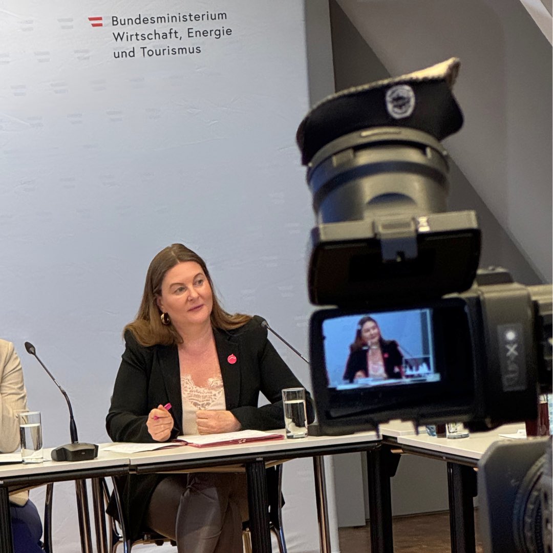 Gestern wurde das #EABG in Begutachtung geschickt – nach dem ElWG der nächste große Meilenstein für eine nachhaltige Energiezukunft!

Wir schaffen damit:
✅Weniger Bürokratie
✅Digitale Verwaltung
✅Verbindliche Ausbauziele für Erneuerbare
✅Frühzeitige Einbindung der Bevölkerung