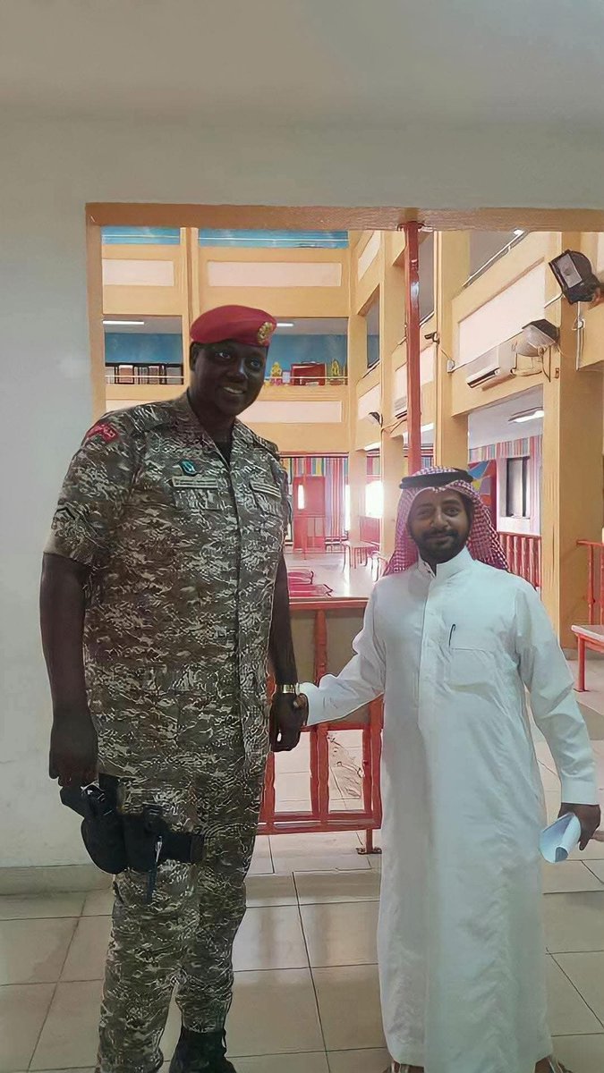 عسكري يزور مدرسته القديمة و مصمم يسلم على المدرسين الي كانو يضربونه 😂😂😂