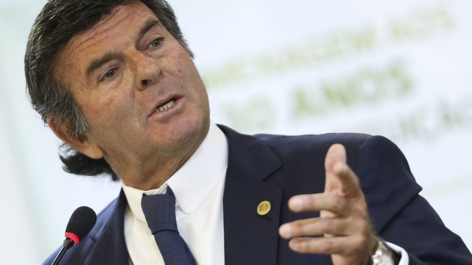 Luiz Fux é a prova de que, não importa o quão extremista seja uma ideia, uma pessoa sempre tem um preço. E o preço dele é entrar pra história como o legitimador de golpista.

Canalha!