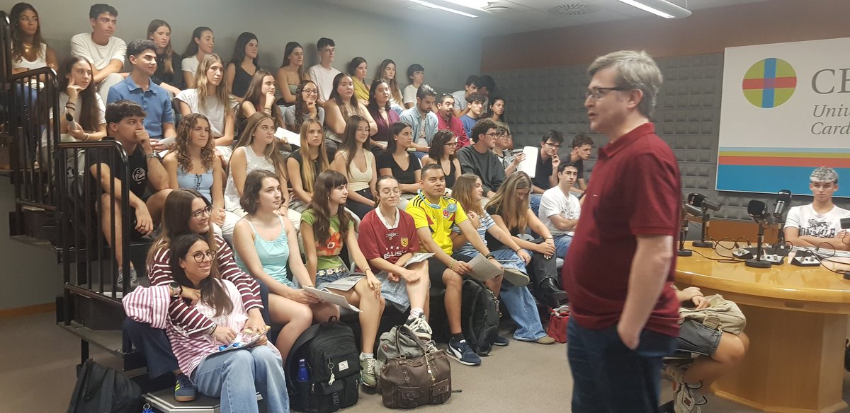 AnunRamirez's tweet photo. Casi un centenar de alumnos de #Comunicación de la @uchceu participan en la nueva temporada de @RotativoUCHCEU y @RadioCEU. ¡Equipazo! ¡Vamos! #PeriodismoUCH #CAVUCH #Comboi https://t.co/qVVtB59IGN