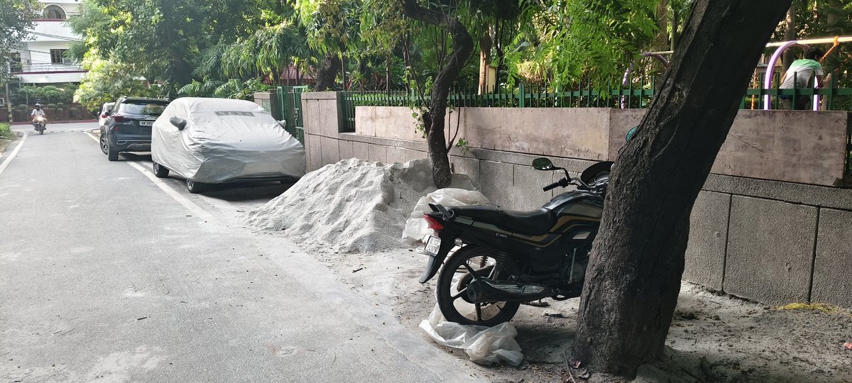 amardev370's tweet photo. Road encroachment by Builder opposite F 68 East of Kailash https://t.co/3ryRNB1rzz