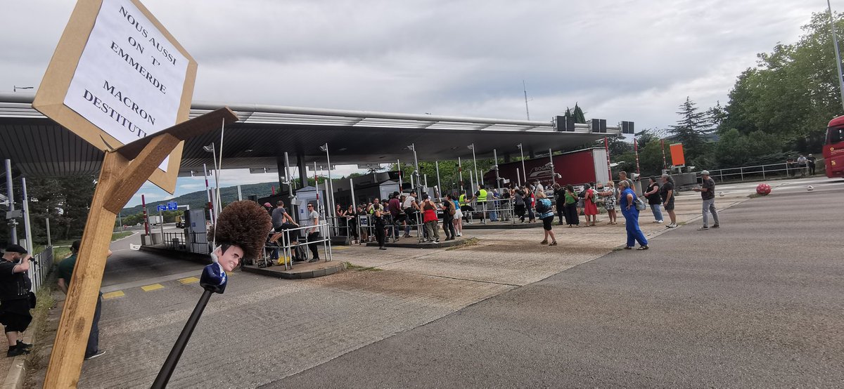 En direct de l'opération péage gratuit à Montélimar Sud.
Macron nous aussi on t'emmerde.