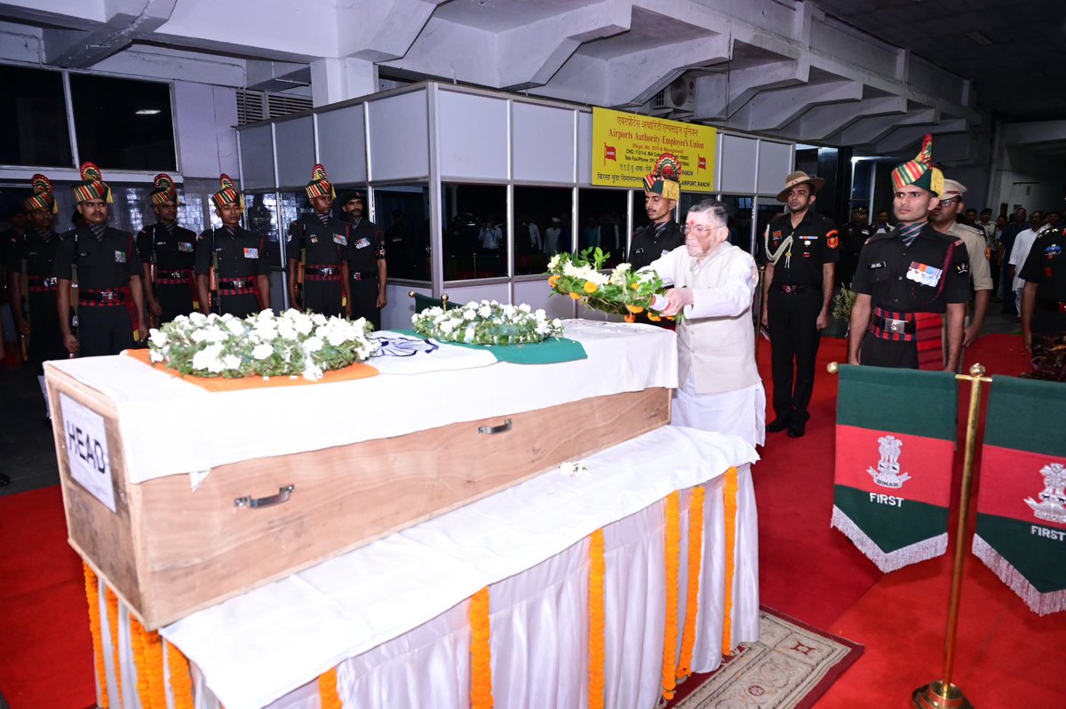 JharkhandCMO's tweet photo. राज्यपाल श्री @santoshgangwar एवं मुख्यमंत्री श्री @HemantSorenJMM ने बिरसा मुंडा एयरपोर्ट, रांची परिसर में देवघर जिला के मधुपुर स्थित कजरा गांव निवासी शहीद अग्निवीर नीरज कुमार चौधरी के पार्थिव शरीर पर पुष्पचक्र अर्पित कर भावपूर्ण श्रद्धांजलि दी। https://t.co/NtRxzHQXTf
