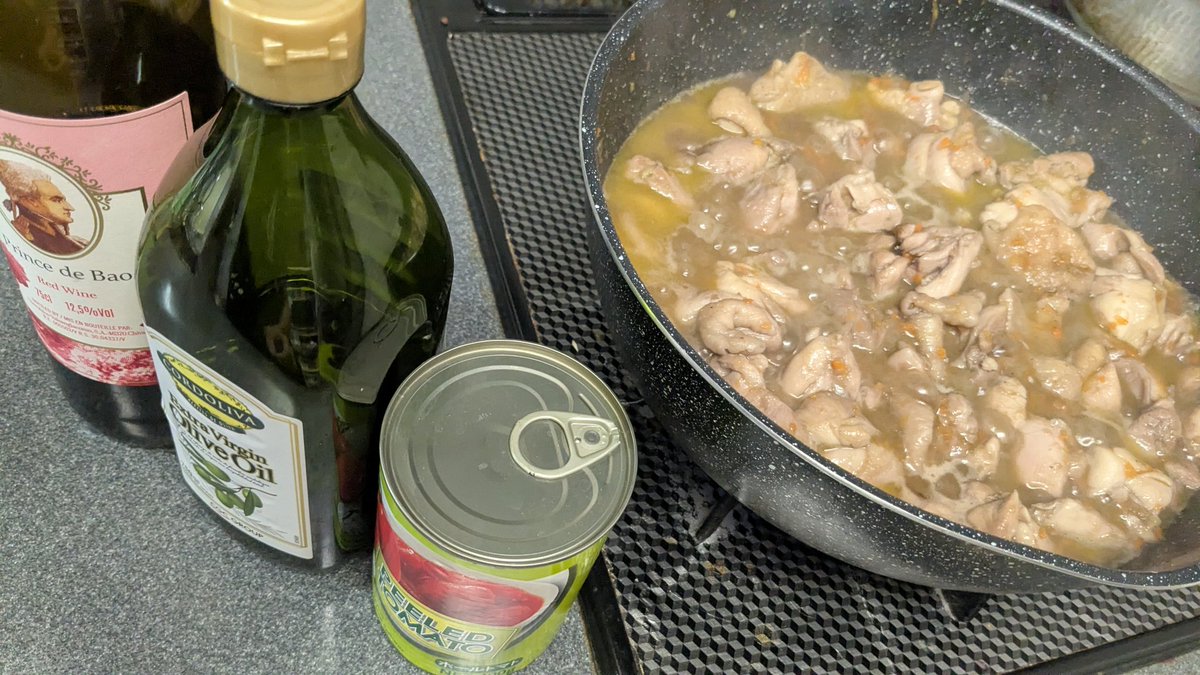 nyaochugu_sub's tweet image. 今週末は15歳児のサッカー部の集まりがあるから何か差し入れを作ってくれという要望により鶏を煮込んでる。
俺は参加出来ないのに😅

#polloallacacciatora