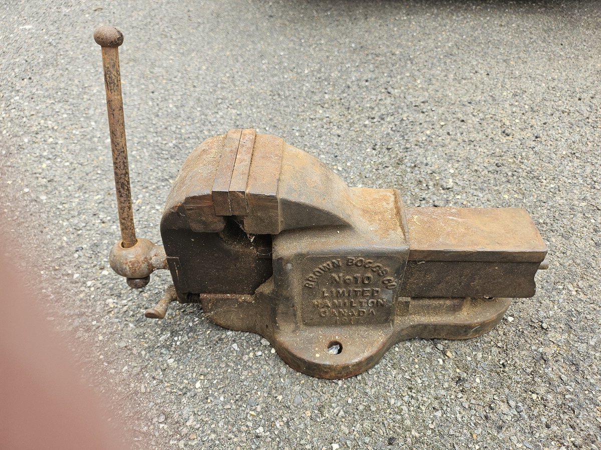 chisel2211's tweet image. Rescued from a skip. 4" engineers vice, with quick release mechanism. Made by Brown Boggs Co. Of Hamilton, Canada. Looks a bit scabby but works perfectly. Not bad for a tool dated 1917. Given a clean up and oil it'll probably go for another 108 years.
#Canada #OldTools