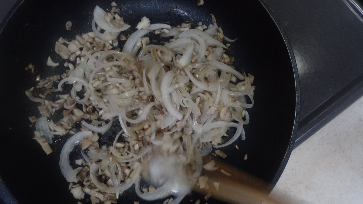 ouchi_kitchen7's tweet photo. タサン志麻さんの「鶏もも肉のきのこペースト詰め」を作りました。
きのこペーストを多めに作って保存容器にいれて常備しておくと便利です。
 #鶏もも肉　 #まいたけ　　 #きょうの料理
https://t.co/6iWoJEeuPv https://t.co/pa6StFES46