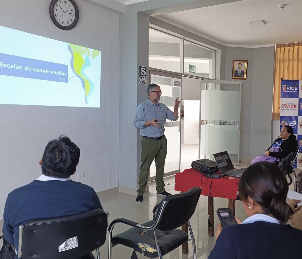 Facilitando taller para evaluación de gobernanza con el Comité de Gestión local de Manglares de San Pedro de Vice, un sitio de <a href="/WHSRN/">WHSRN</a>