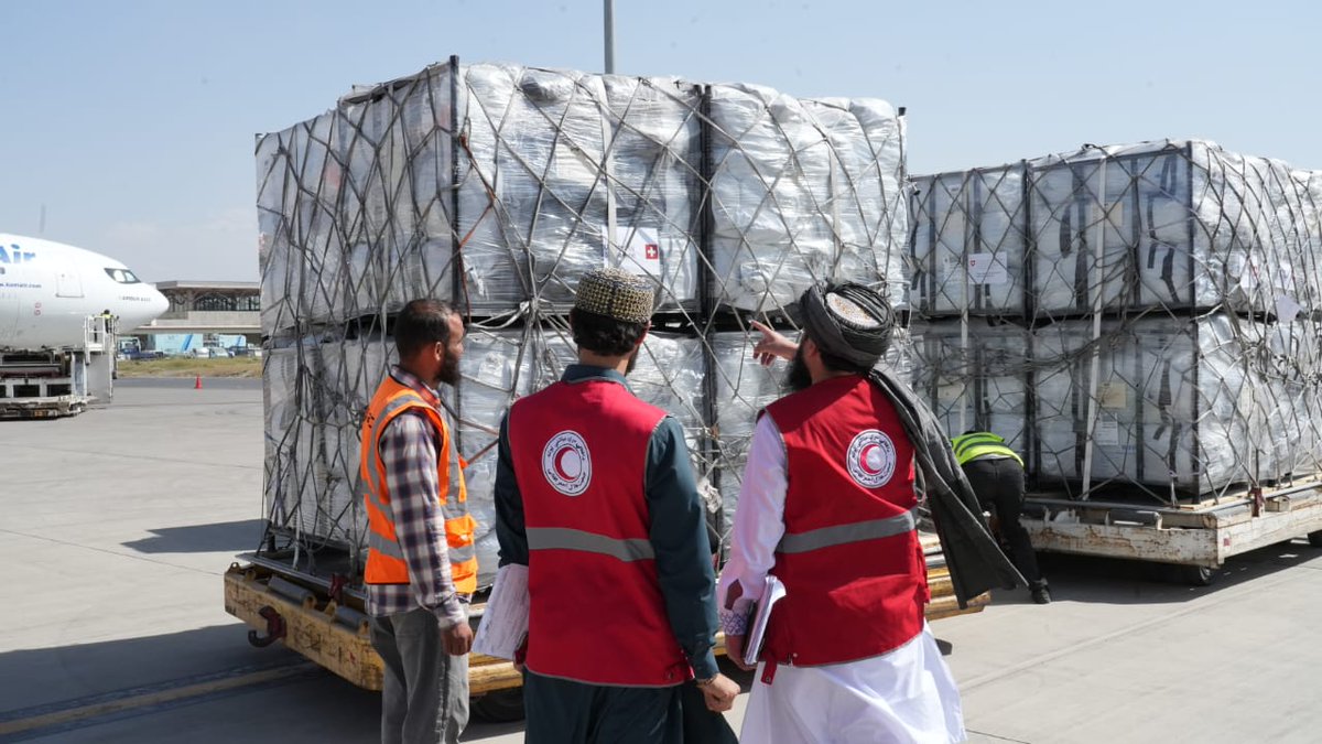 The 300 family tents and 10 large multi-purpose tents financed by <a href="/SwissDevCoop/">Swiss Development and Cooperation</a> were handed over to the <a href="/ARCSAfghanistan/">Afghan Red Crescent | افغاني سره میاشت</a>.

They will be distributed to the people affected by the  #AfghanistanEarthquake   

📷©️ <a href="/ARCSAfghanistan/">Afghan Red Crescent | افغاني سره میاشت</a>