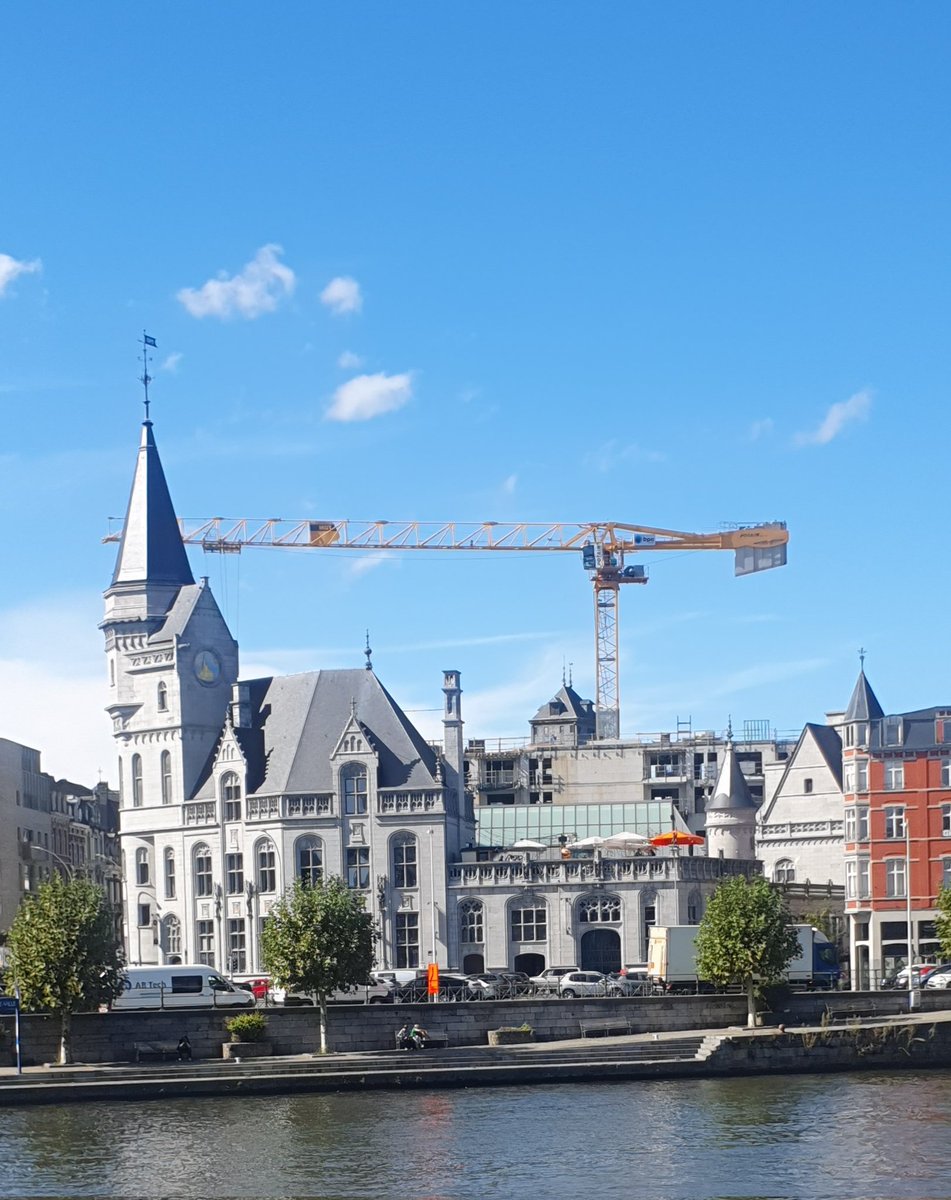 FrancoisPottie's tweet photo. En plein cœur de #Liège, le complexe de bureaux Relais Grand-Poste écrase la #GrandePoste rénovée et gâche la perspective vers l’église Saint-Denis. Comment peut-on encore lancer un tel projet sans aucune réflexion sur l’intégration paysagère et la cohérence urbaine ? https://t.co/yccsqTalqF