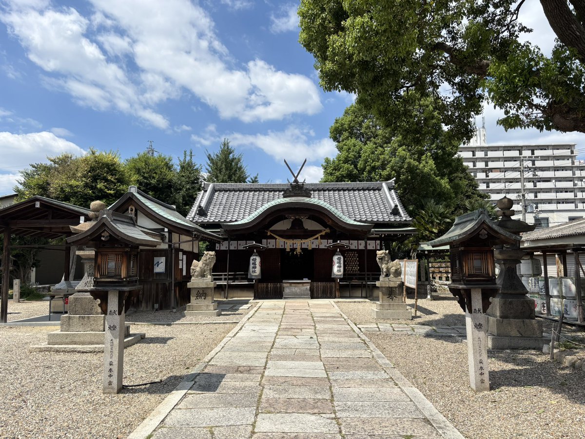 姫嶋神社

大阪にある姫嶋神社で、先月夏祭り限定カラーの姫だるまおみくじをいただきました
一緒にお迎えした青は通年カラーです💜💙
次は春に行くつもり