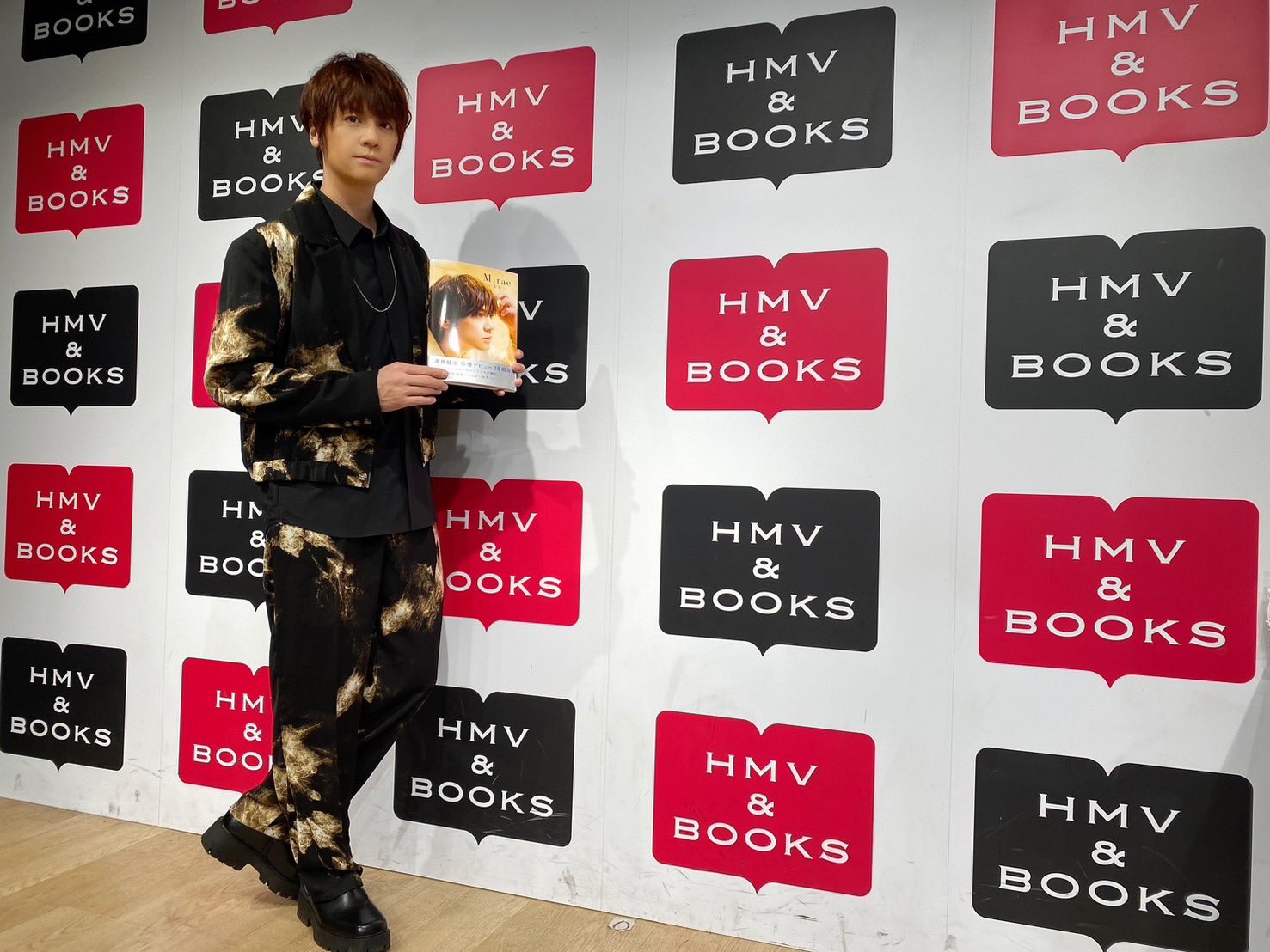 MIRAE リアン　サインポラ17 雑誌 SHINee 17TH ANNIVERSARY OFFICIAL MD を入荷しました！ •LUCKY