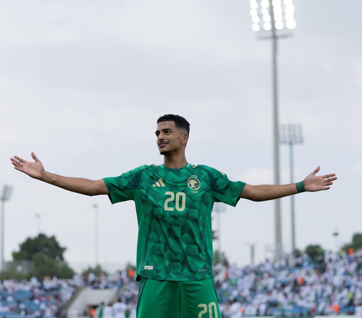 عبدالعزيز الشمري هو هداف كأس الخليج للـشباب بعد تسجيله هدفين في النهائي الآن ضد اليمن! ⚽️💚🥶

اللاعب يمثل نادي #الاتحاد حيث قام بلانيس بشراء عقده قبل عدة أشهر من الجبلين 🟡⚫️