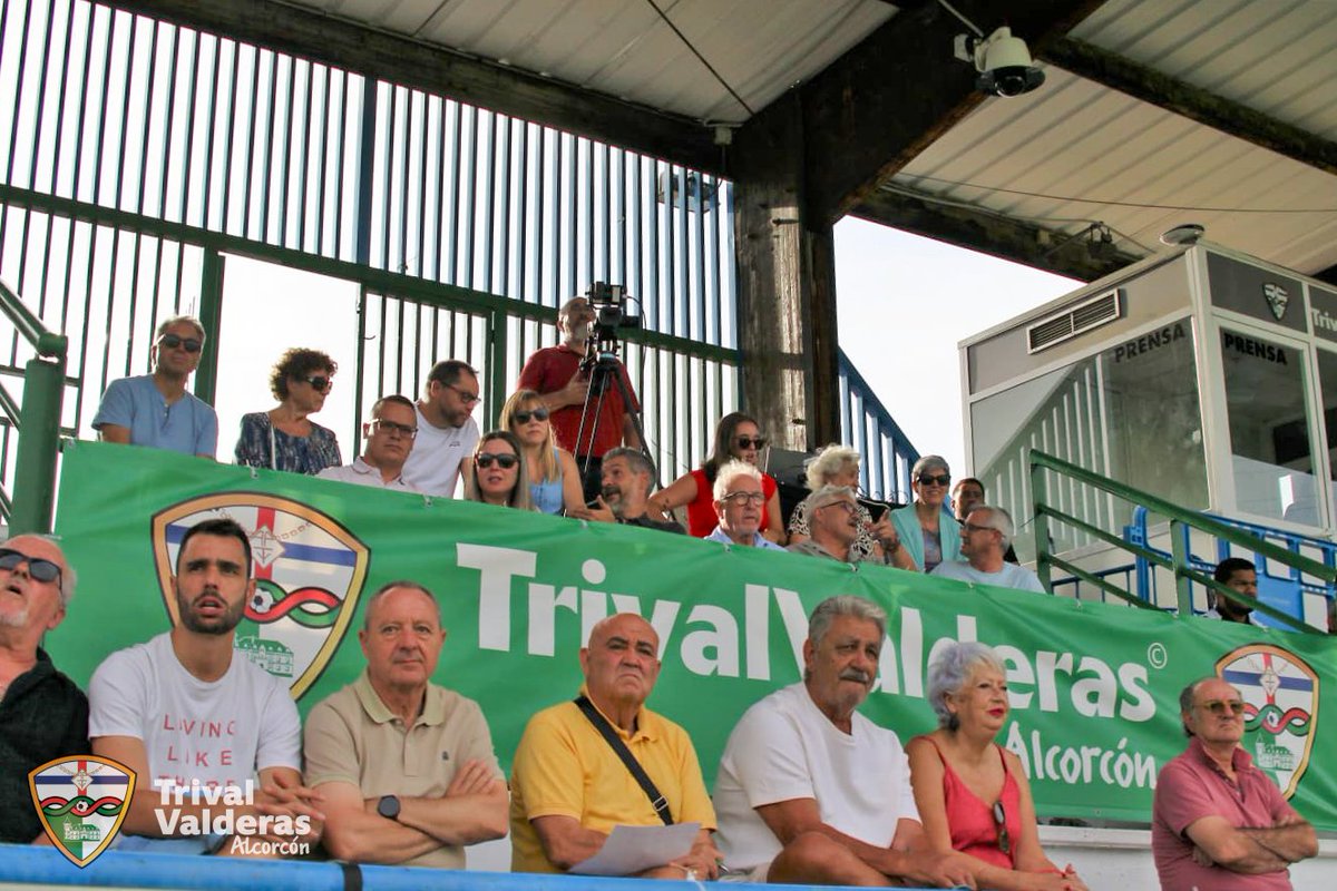 trivalvalderas's tweet image. 🌹⚪🔴🟢 En el partido del domingo en La Canaleja rendimos homenaje a nuestros Socios Nº1, D. Vicente Vallés, y Nº2, José Luis Marty, recientemente fallecidos.

👉 Se guardó un minuto de silencio y se entregó a sus familias una placa conmemorativa y flores.

Siempre en nuestra…