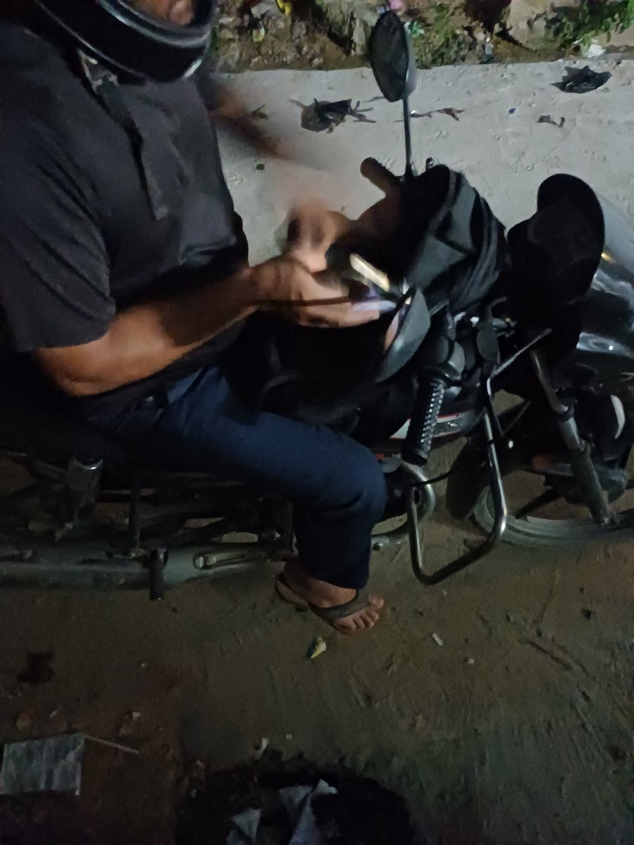 rajatct's tweet photo. @zomatocare @zomato rider came approx 40 min after pick up due to multiple delivery, he was not carrying standard delivery bag. For proof i attached photo, and you support is saying he is carrying bag food not get cold upto 30min bla bla.
Order id 7259348712 https://t.co/pl3xRWFu76
