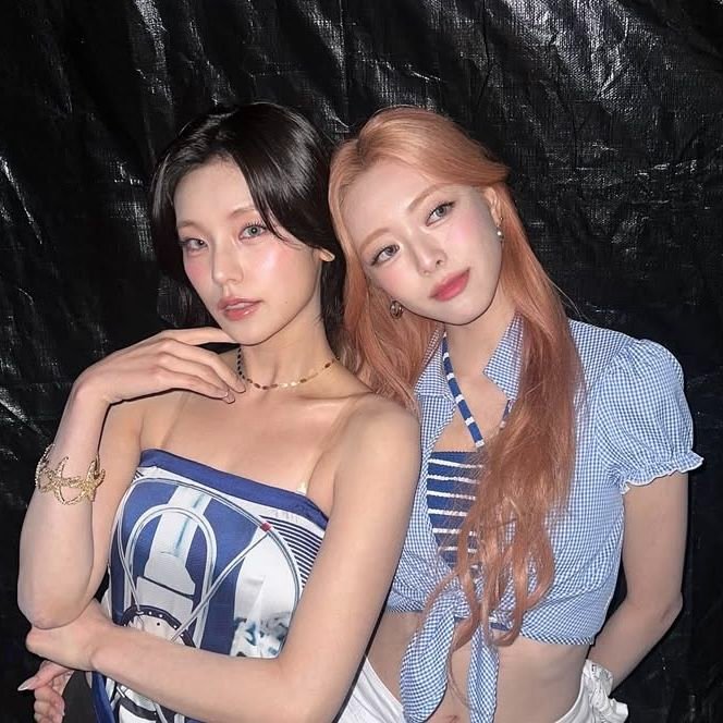 npomvtt's tweet photo. 🏳️‍🌈❓️ Yeji do ITZY falando sobre a Yuna parecer a namorada dela no fansign:

Yeji: A roupa da Yuna no fansign tinha totalmente a vibe de "namorada da rapper"... [completando com a dela que seria a roupa de rapper]

Fã: Sua namorada que é mais alta que você né?

Yeji: Sim https://t.co/fzk08G7MqO