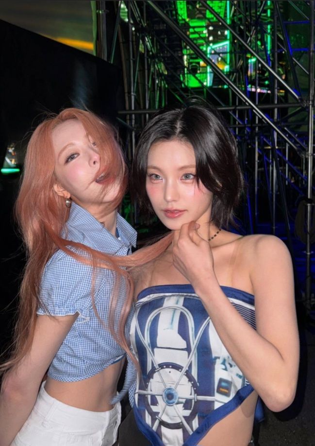 npomvtt's tweet photo. 🏳️‍🌈❓️ Yeji do ITZY falando sobre a Yuna parecer a namorada dela no fansign:

Yeji: A roupa da Yuna no fansign tinha totalmente a vibe de "namorada da rapper"... [completando com a dela que seria a roupa de rapper]

Fã: Sua namorada que é mais alta que você né?

Yeji: Sim https://t.co/fzk08G7MqO
