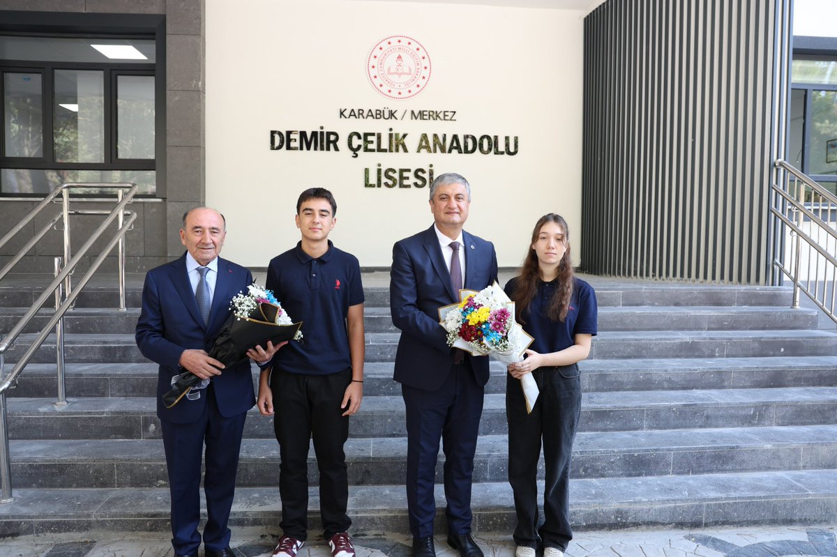 KarabukValiligi's tweet photo. #tckarabukvaliligi
#valimustafayavuz
#DÇAnadoluLisesi
#BayramDemirRehberlikveAraştırmaMerkezi
#EğitimKentiKarabük
#BayramDemir https://t.co/ky3tlbyylT
